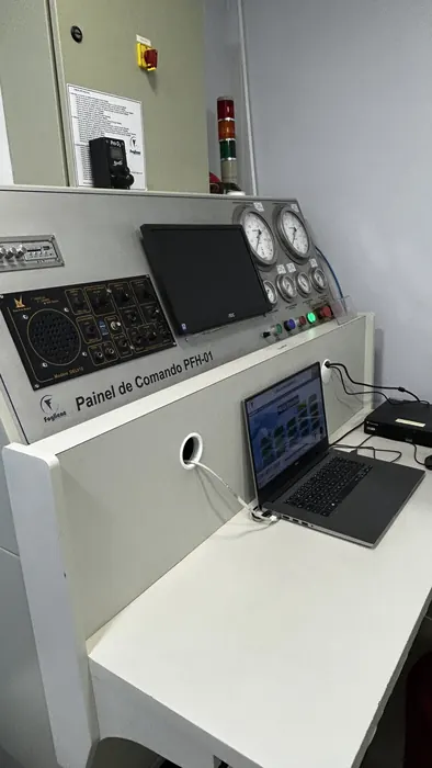 Painel de comando da câmara hiperbárica, com monitoramento contínuo da sessão